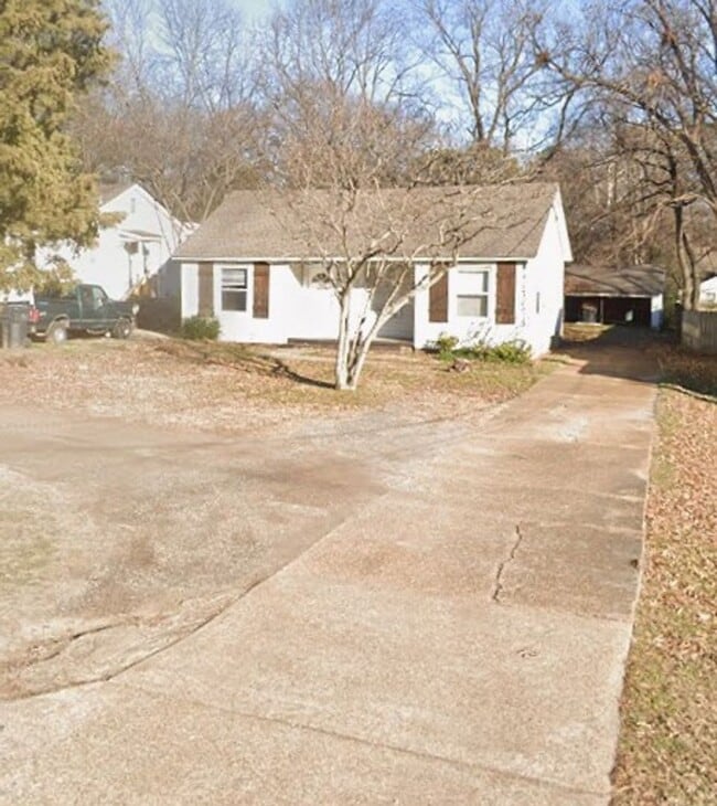 Building Photo - 4 bedroom Available now!