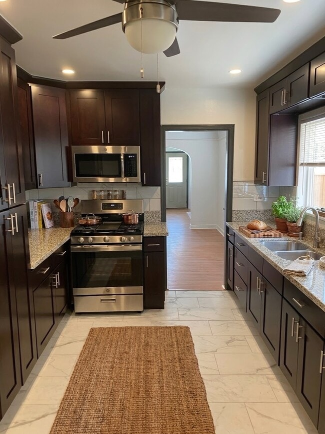 Kitchen - 2634 S Redondo Blvd Unit 2634