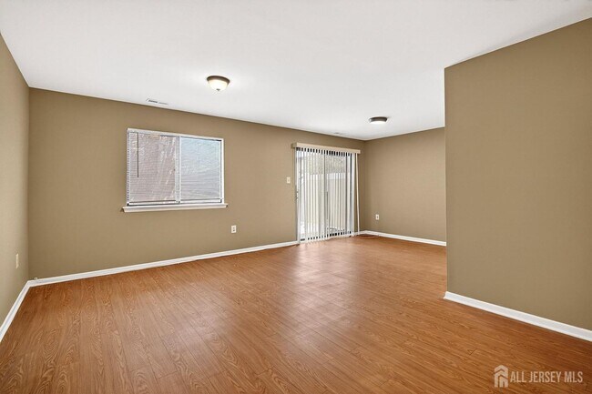 Photo - 70 Hampshire Dr