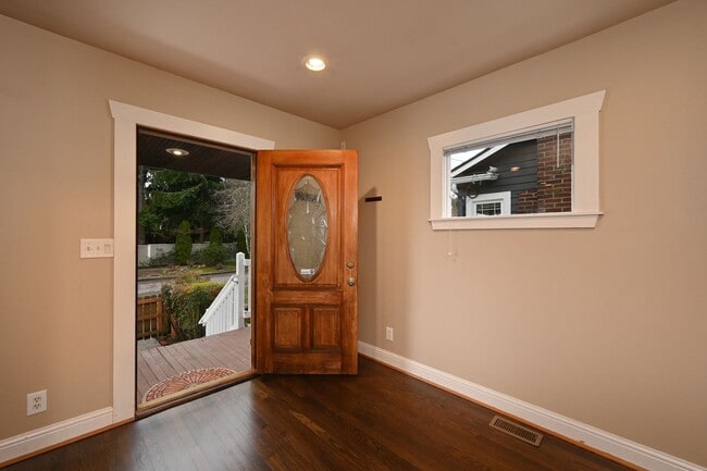 Photo - 758 N 66th St