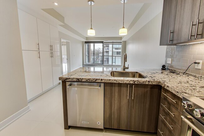 Photo - 2A Queensbury Ave Unité 304