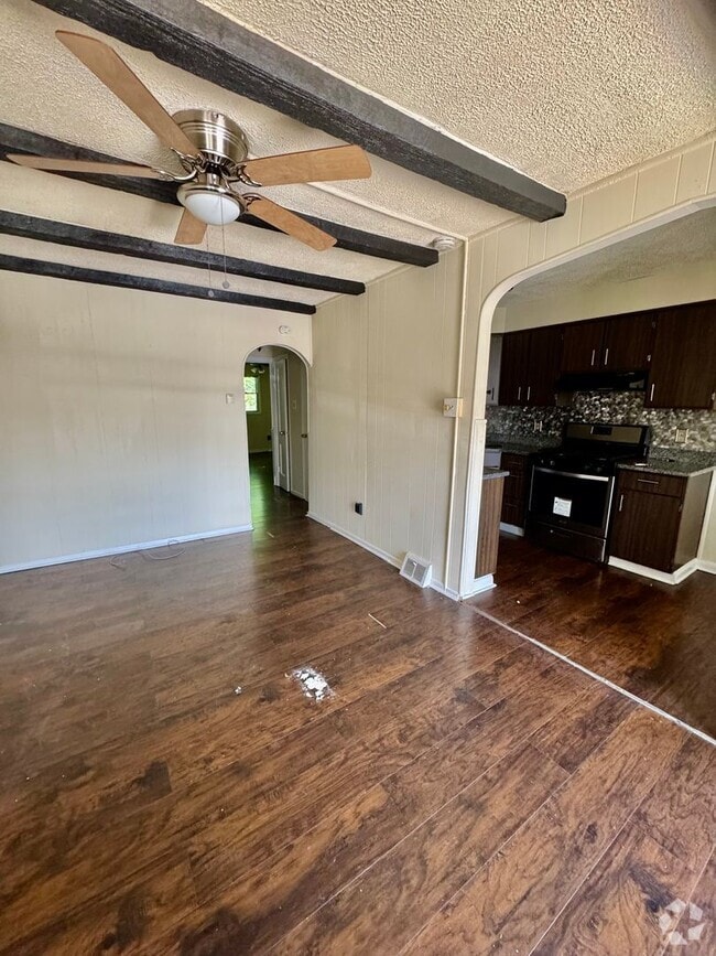 Building Photo - Charming 2-Bedroom Home in Southwest Phila...