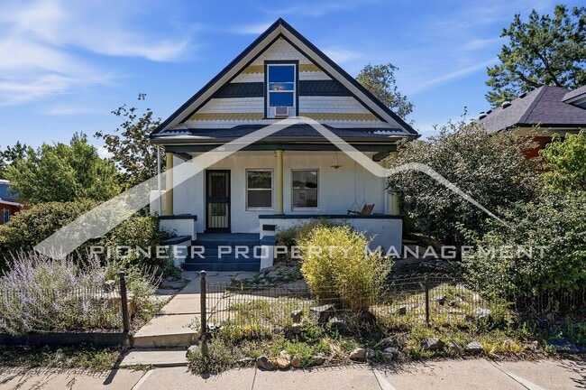 Building Photo - Historic Victorian Duplex with Great Location and Washer/Dryer