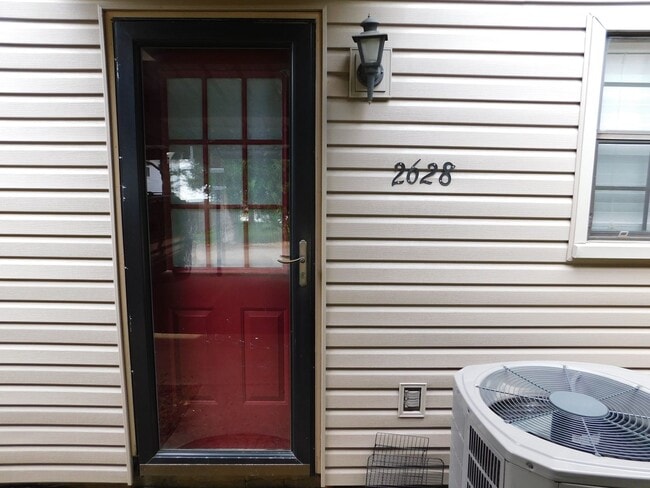 Building Photo - 2 Bed 1.5 Bath Condo
