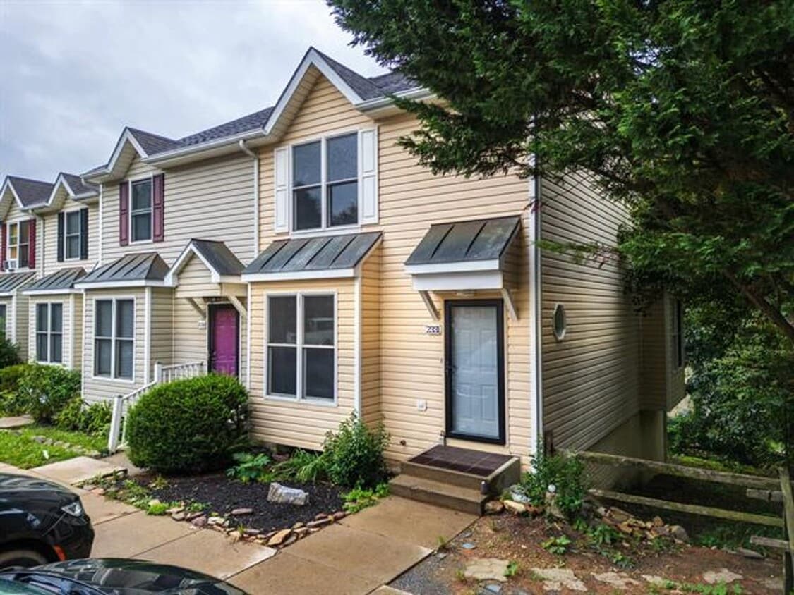 Spacious 3-level Townhouse in Harrisonburg - Spacious 3-level Townhouse in Harrisonburg