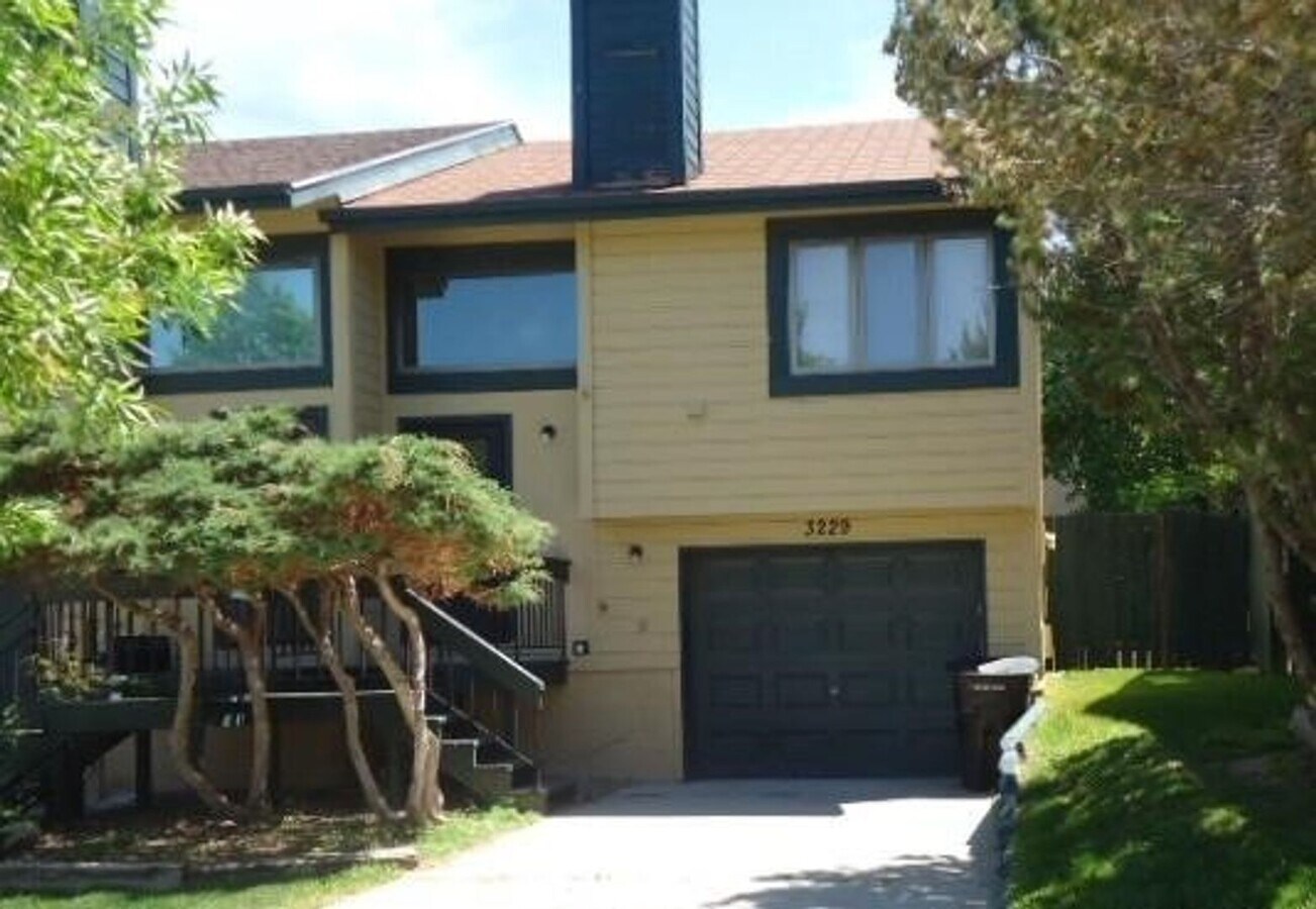 Two Bedroom/Two Bathroom Town Home - Two Bedroom/Two Bathroom Town Home
