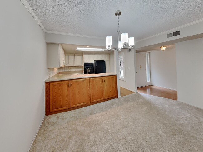 Building Photo - Spacious Rossmoor 2/2 Condo Available Now! Unit 1