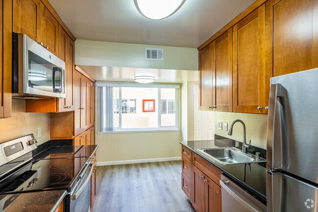 2BR, 2BA - Kitchen