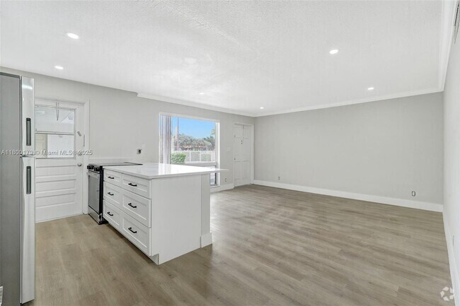 Building Photo - 5450 Hollywood Blvd Unit 210 Rental
