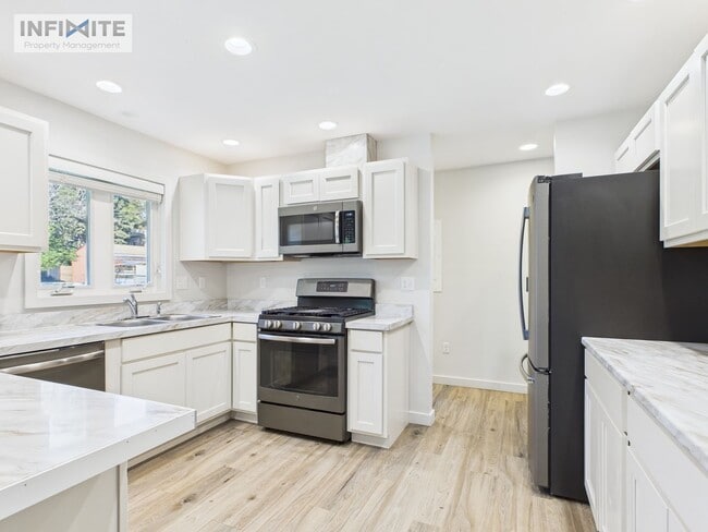 Building Photo - 3 Bedroom with Attached 1 Car Garage