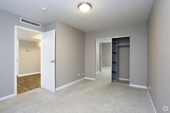 2BR, 1BA - 750 SF