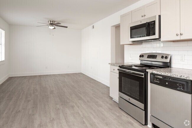 2 BR, 1 BA 800 SF (Renovated)