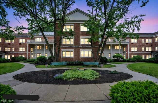 Photo - 15925 Van Aken Blvd Unidad GEO 2BD 2BH