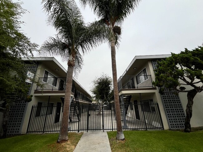 Photo - SPECIOUS 2 BEDROOM 1 BATH UPSTAIRS WITH 1 ... Unit 1604-06