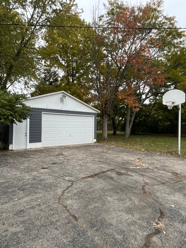 2 car garage - 571 N Mitchner Ave