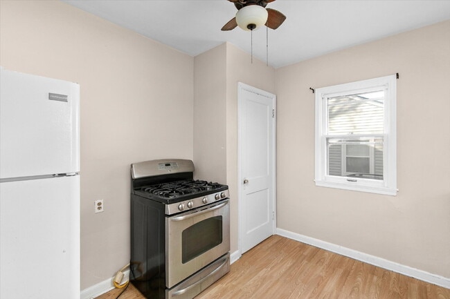 Photo - Charming 2-Bedroom Bungalow with Gleaming Hardwood Floors in Des Moines Area