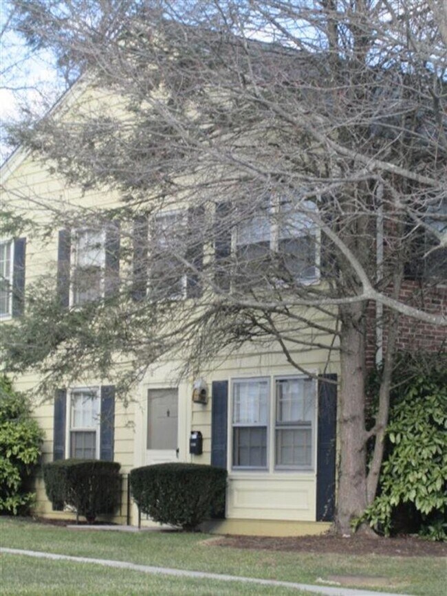 Building Photo - 3 Bedroom 2.5 Bath Townhouse