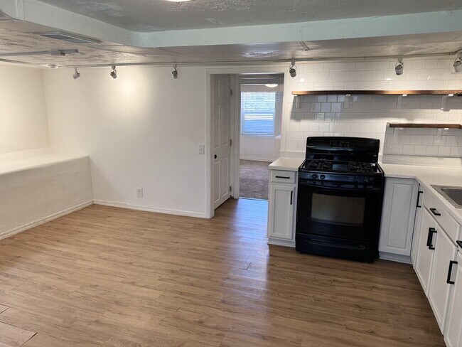 Photo - "Charming 2-Bed Apartment with ALL UTILITI...