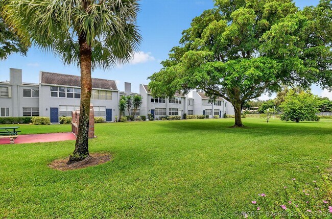 Building Photo - 2340 SW 22nd Ave Unit 312
