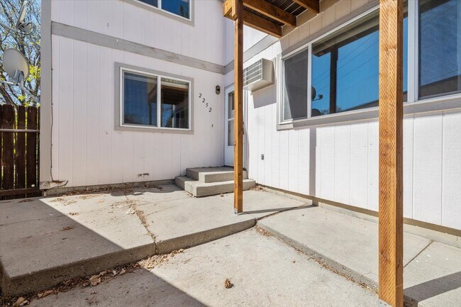 Photo - 2252 Avenue C