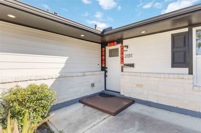 Building Photo - 2011 De Milo Dr
