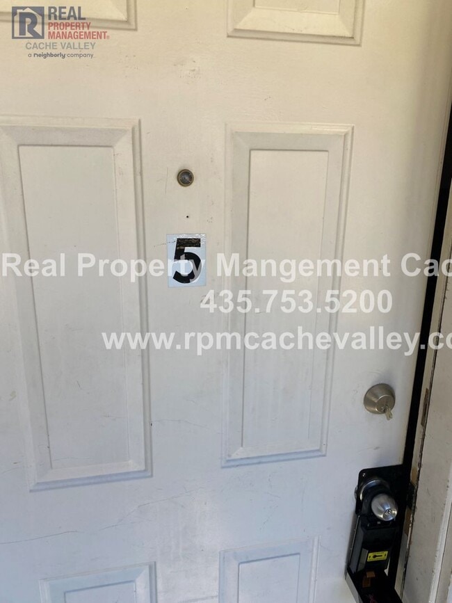 Building Photo - 271 Riverbend Rd Unit 271 Riverbend Rd #5-271 Riverbend Rd #5 Rental