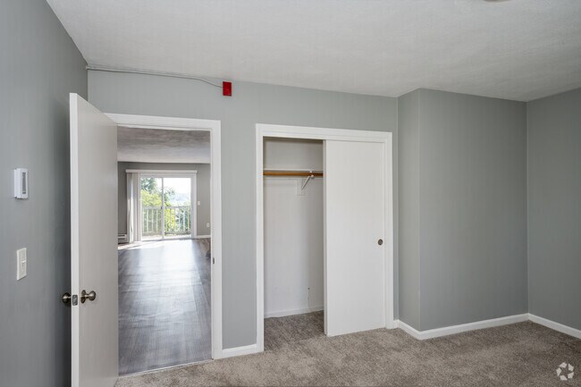 2BR, 1BA - 980SF - Primary Bedroom/Closet
