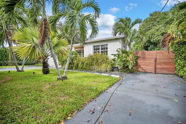 Photo - 555 NE 127th St