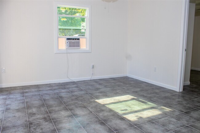 Photo - 7003 Hoffman St