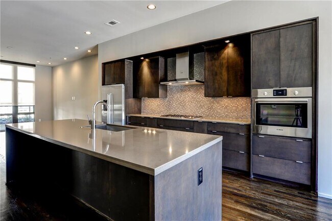 Photo - 721 Longleaf Dr NE
