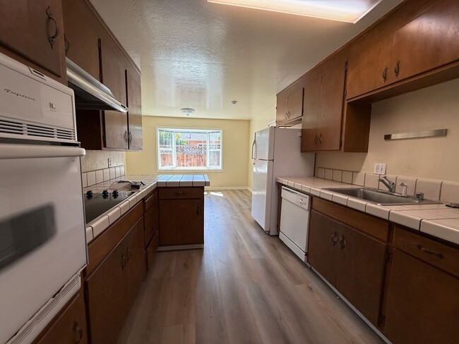Photo - 1420 Primrose Way