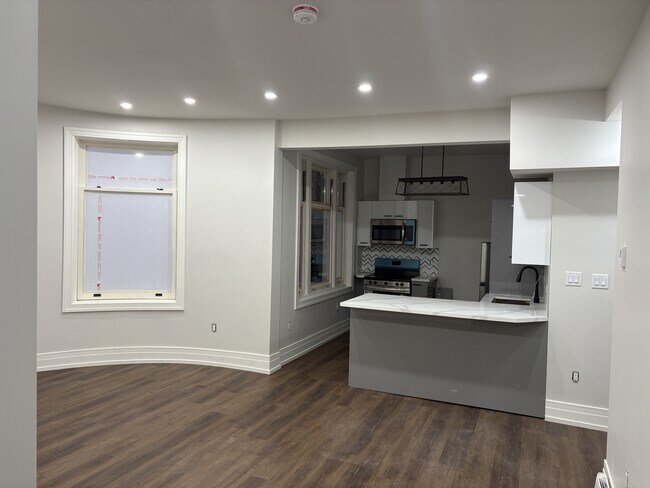 Photo - 52 Charlton Ave W Unit 5