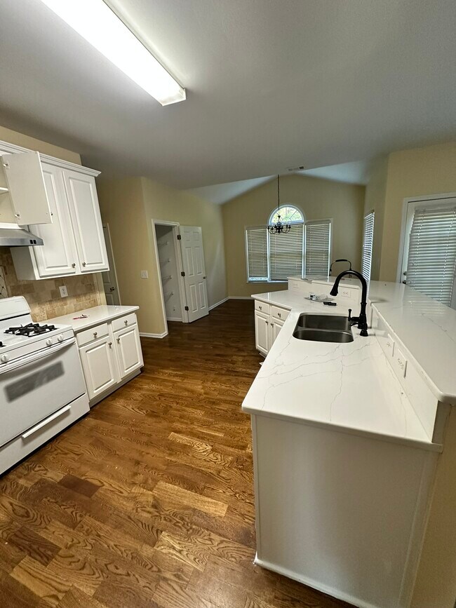 Photo - 420 White Rose Trce