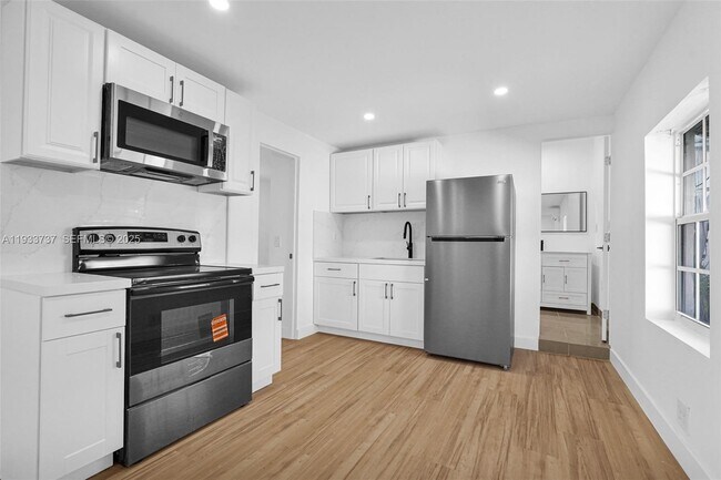 Building Photo - 2419 Coolidge St Unit 1