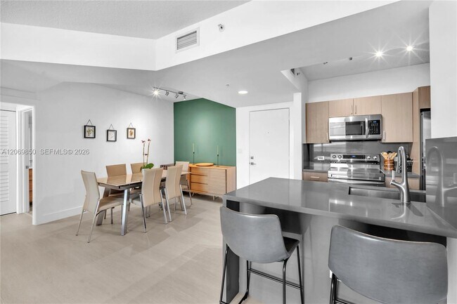 18800 NE 29th Ave Unit 517 (Fully Renovated)