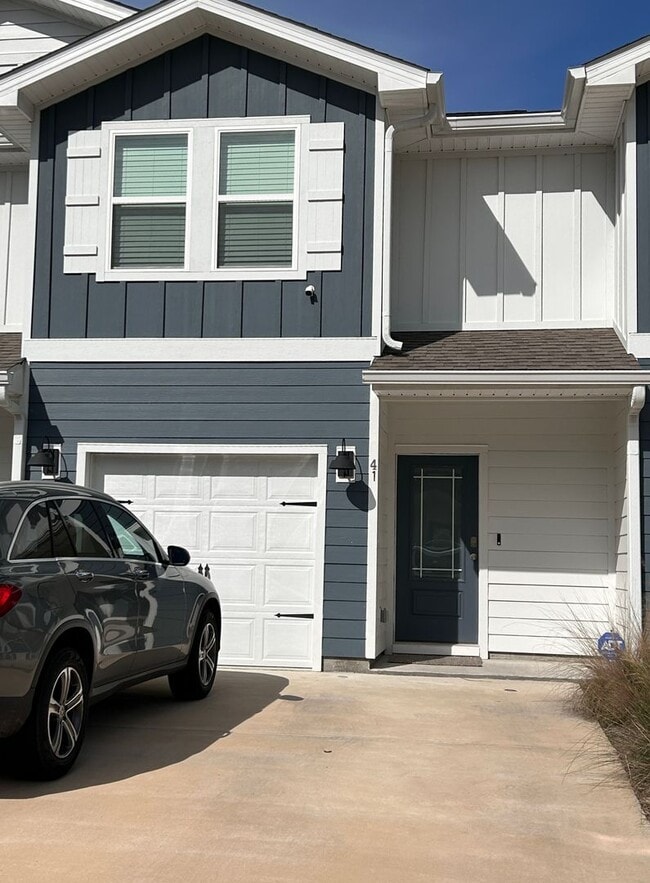 Building Photo - Beautiful 3/2.5 Townhouse