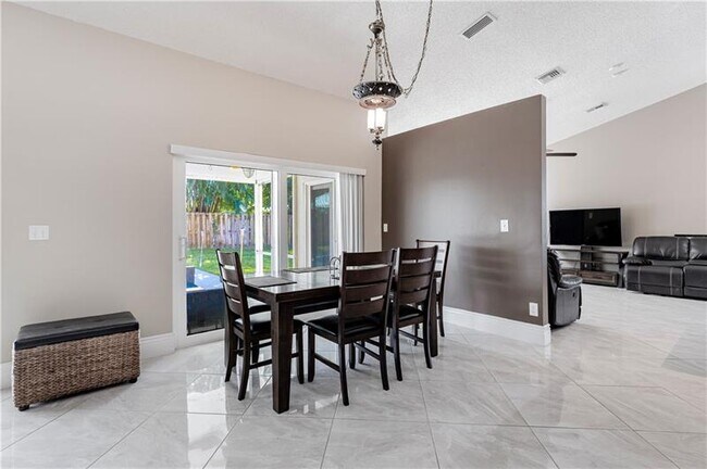 Photo - 7200 SW 20th St