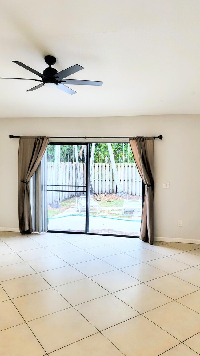 Photo - 1170 Staghorn St