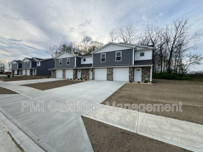 Building Photo - 211 Bruns Dr