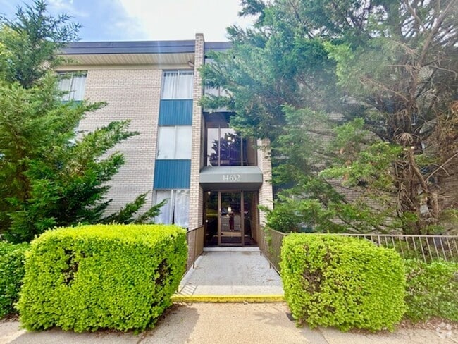 Building Photo - Spacious 1 BR 1BA split-level condo. Most ...