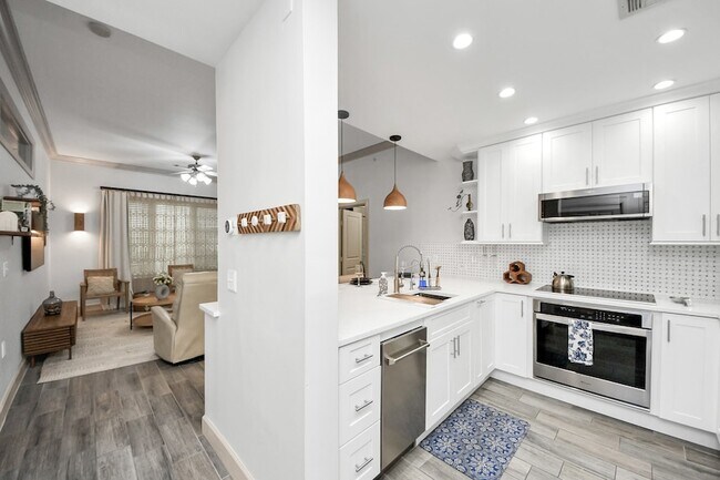 1900 Genesee St Unit 204