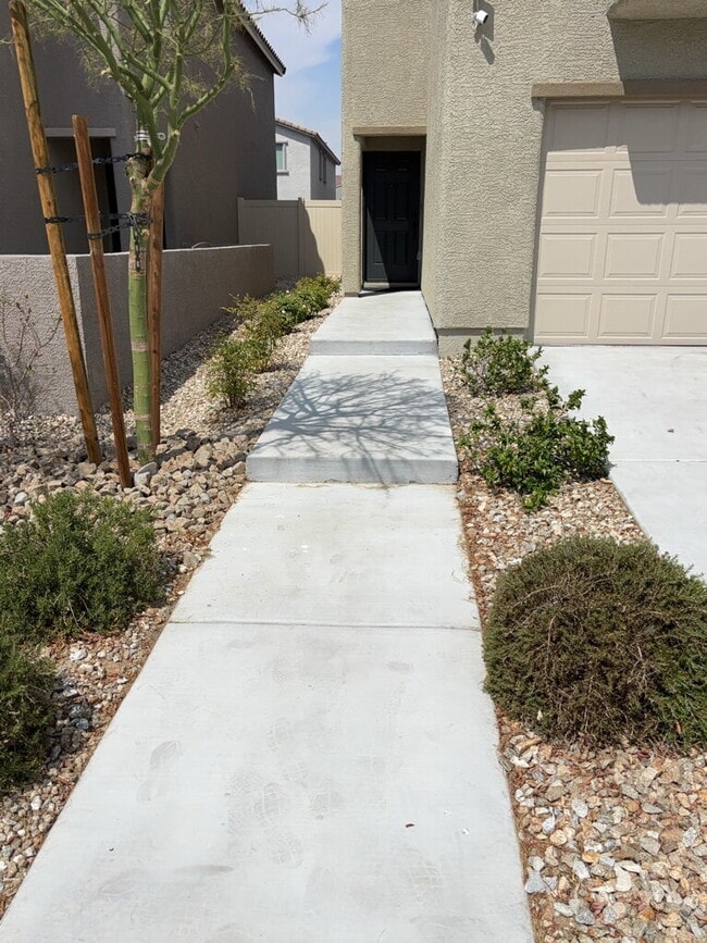 Building Photo - Don't miss out on this cozy 3-bedroom, 2-s... Rental