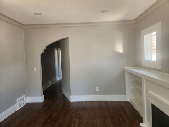 Photo - Bright & Updated 3-Bedroom Upper Unit All Utilities Included! Unit 1477- A