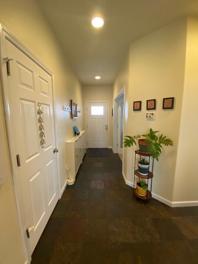 Home with Office, Extra Garage an... House Rental in Redmond