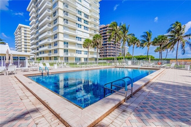 Building Photo - 500 Ocean Dr Unit W11