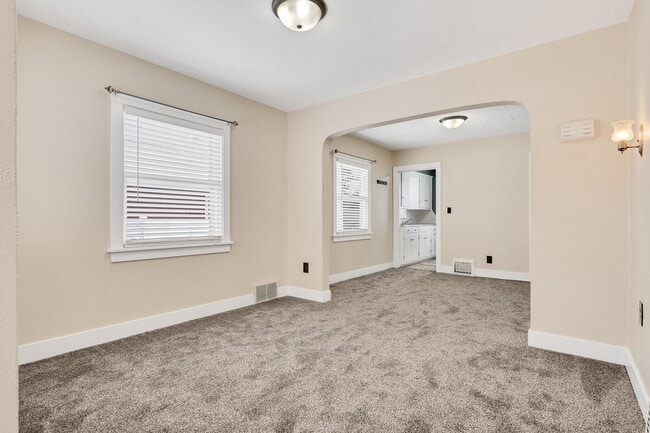 Photo - 304 Losey Blvd S