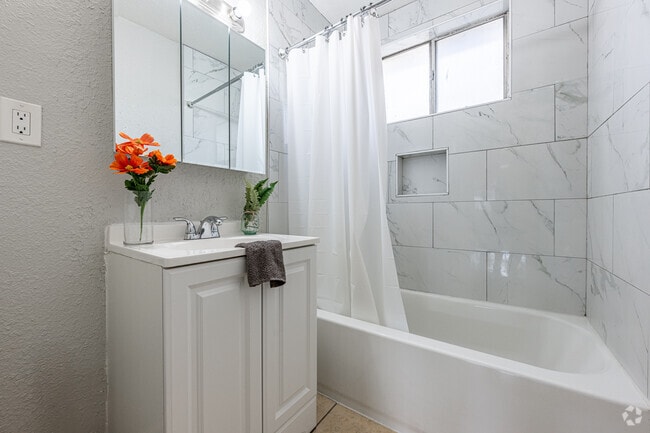 1BR, 1BA - 600SF - Bathroom