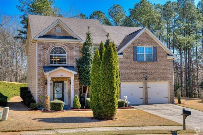 Building Photo - Spacious Two-Story Home w/ Sunroom and Pri...