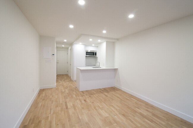 Building Photo - 3460 Rue Durocher Unit 203