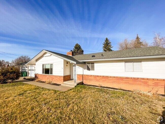 Building Photo - 3 Bedroom, 2 Bath - Home in Moyina Heights